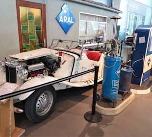 Historische Tankstelle im Schuppen Eins