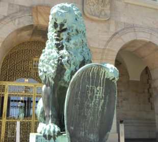 Bronzener Wappen-Löwe vor der Goldenen Pforte