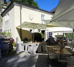 Blick in den Gastgarten des Restaurant Stadtalm