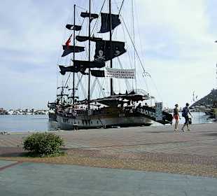 Piratenschiff im Hafen von Alanya