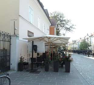 Mit großer Terrasse am Fluss