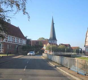 Kirche St. Nikolai Borstel im Dorfbild 