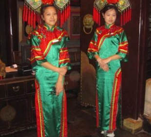 Farewell-Damen am Restaurant-Ausgang