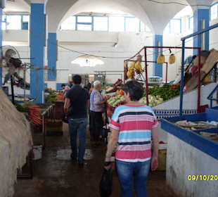 Markthalle mit vielen Händlern