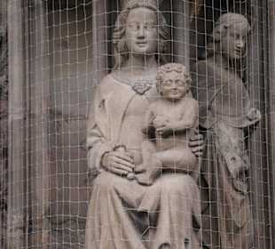 Sandsteinstatuen im Hauptportal