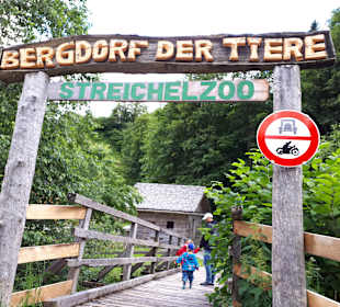 Abenteuerspielplatz mit Streichelzoo