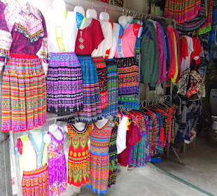 Buden am Eingang zu dem Love Wasserfall