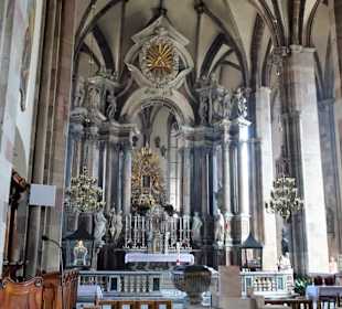 Blick zum Hauptaltar des Domes