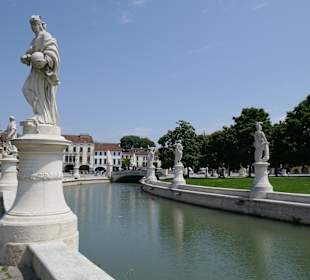 Statuen mit dem fliessenden Wasser