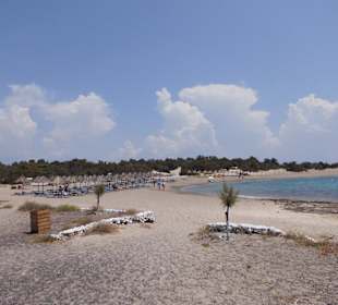 Anlagestrand mit Taverne