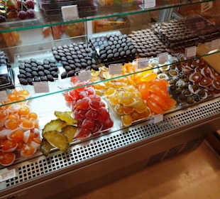 Blick auf den Kühltresen mit kandierten Früchten