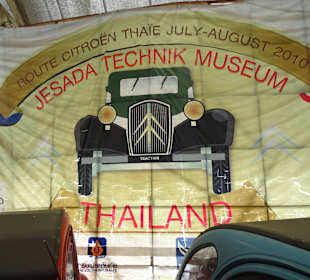 In der Haupthalle des Jesada Fahrzeug Museums