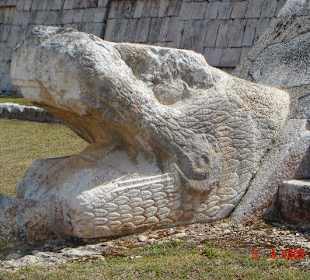 Der Kopf der gefiederten Schlange