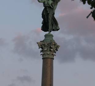 Die Friedenssäule auf dem Mehringplatz am Abend
