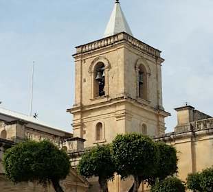 Kirchen sind überall, auch auf den Einkaufsstraßen