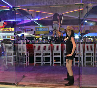 Gogo Girls auf der Promenade