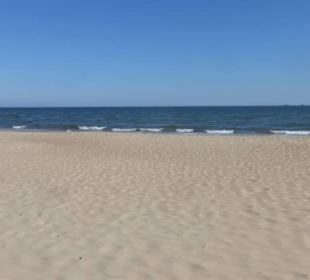 Der schöne, breite Sandstrand von Jelitkowo