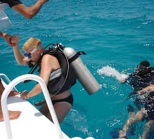 Mit Hilfe vom Boot ins Wasser