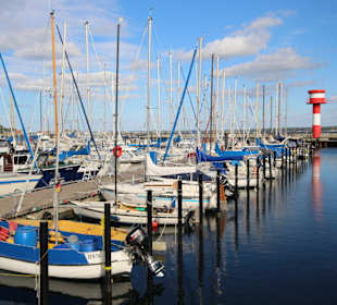 Marina mit Leuchtturm am Stadthafen