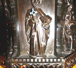 Heiligenfiguren am Taufbecken