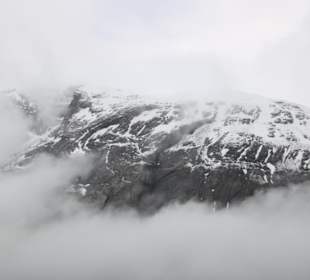 ...immerhin spitzen die schneebedeckten Berge durc