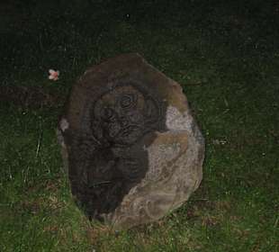 Kleine Skulptur im Garten