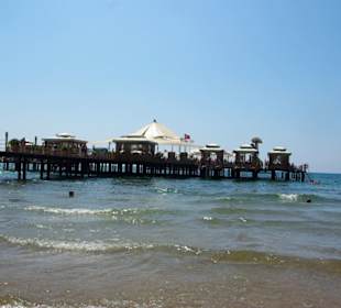 Steg von Hotels ins Meer rein