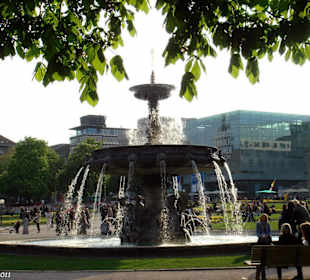 Bunnen am Schlossplatz im Frühling