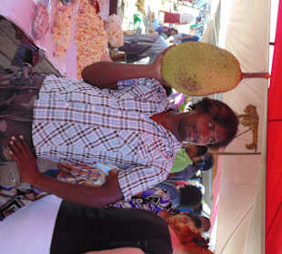 Obstmarkt mit Tuk Tuk Fahrer