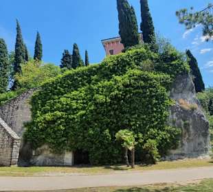 Gegenüber die Villa wie beschrieben