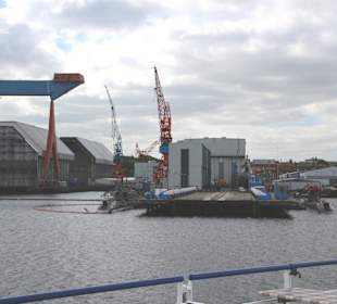 Blick auf die Deutsche Werft HDW im Hafen