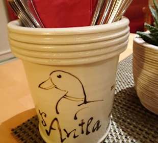 Besteck auf den Tischen