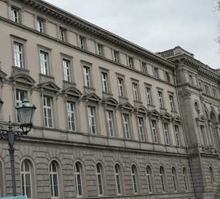 Bei einer Stadtbesichtigung von Karlsruhe