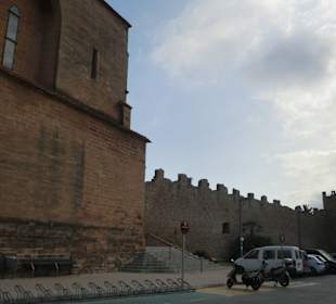 Kirche und Stadtmauer