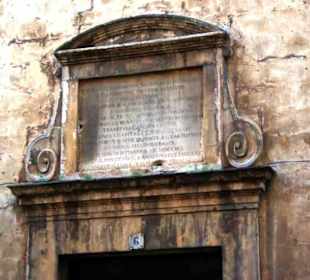 Der Eingang der alten Kirche