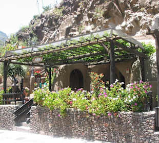 Grünes Vordach am Höhleneingang