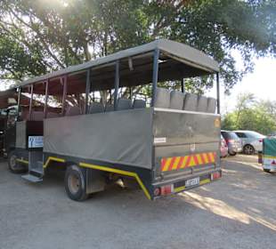 Umgebauter LKW für die Pirschfahrten