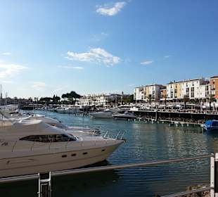Hafen mit unzähligen Restaurants