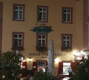 Nach der Brücke tolle Restaurants