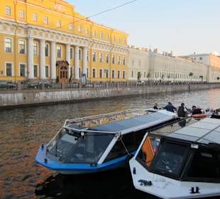 Start der Kanalrundfahrt am Abend