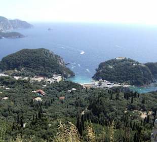 Blick über Badebucht von Paleokastritsa