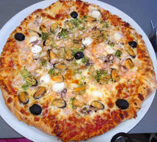 Pizza mit Meeresfrüchten im Petrin de Yan