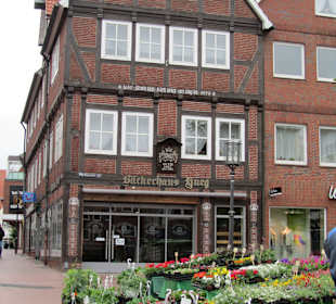 Bunte Blumenpracht vor schönem Fachwerkhaus