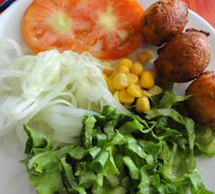 Accras de morue mit Salat