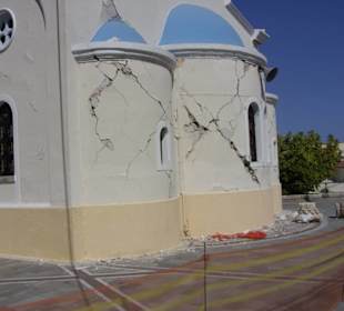 Nach dem Erdbeben die alte Kirche in Kos 