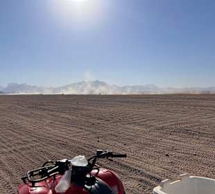 Herrlicher Blick auf die Wüstesonnenunterg