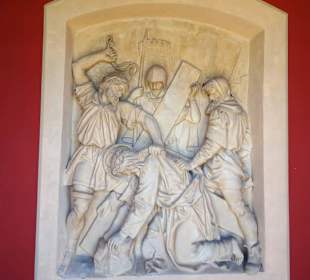 Stationen des Kreuzweges zur Kirche