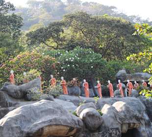 Vorm Haupteingang Dambulla