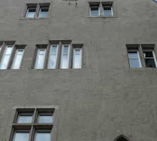 Das Alte Rathaus mit Pranger und Sonnenuhr