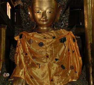 Einige Buddhafiguren sind bekleidet